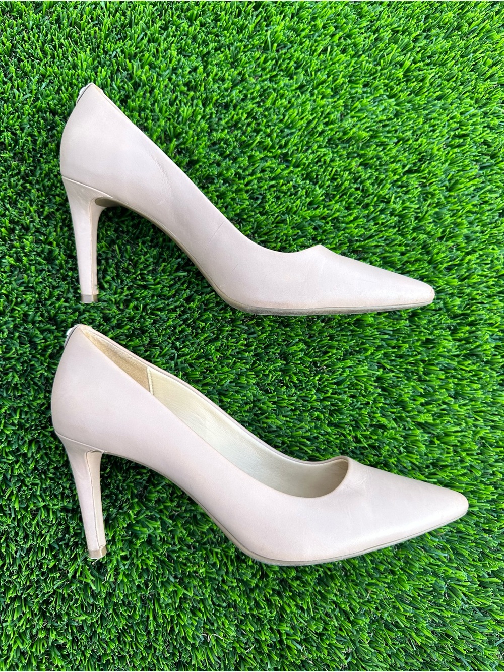 Classic Women's Pointed Toe Pump in Light Pink